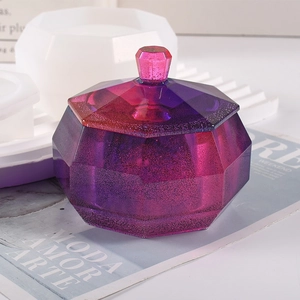 Detail van een achthoekige hars pot met paarse glitters en witte siliconen vorm