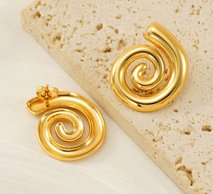 Dettaglio ravvicinato di orecchini a spirale in acciaio inossidabile placcati oro 18 carati