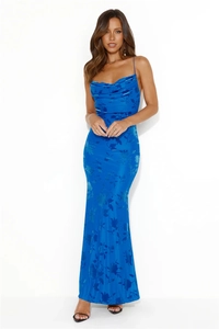 Détail de robe longue bleue dos nu avec tissu jacquard floral et décolleté bénitier