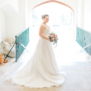 Robe de mariée de plage blanche en dentelle ligne A avec col en V et jupe en tulle