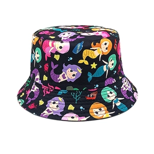 Dettaglio cappello a secchiello in cotone per bambini con stampe a sirena e mare colorate