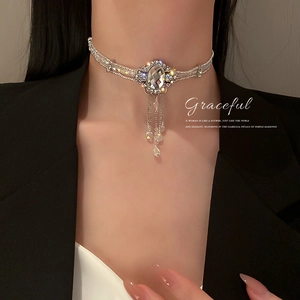 Collier ras du cou élégant en argent avec glands en cristal colorés sur un mannequin