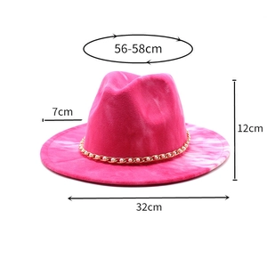 Détail du chapeau fedora rouge rose avec chaîne en perles et info de taille 56-58cm