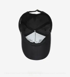 Vue intérieure d'une casquette en denim noir avec doublure dragon et bande de propreté