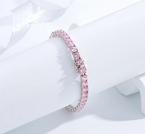 Vista macro del bracciale tennis con pietre rosa da 5mm e montatura argento