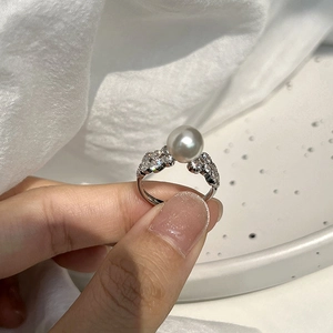 Elegant silver pearl ring featuring square zircon accents and a minimalist design