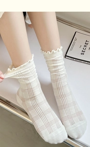 Détail de chaussettes blanches JK à motif à carreaux avec bords décoratifs à volants doux