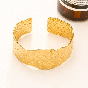 Bracciale rigido largo martellato in acciaio inossidabile placcato oro 18K stile moderno