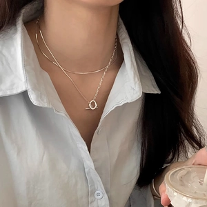 Collana doppia argentata minimalista con catena a serpente sottile e chiusura a levetta OT