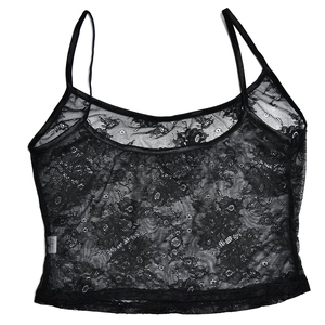 Gros plan d'un caraco noir en dentelle florale avec broderies et texture en maille