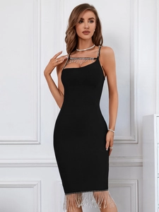 Detail von luxuriösen Strassfransen an einem schwarzen, engen Bandagenkleid für Damen