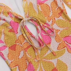 Detailansicht des Kordelzug-Ausschnitts und des floralen Chiffon-Stoffs am Kleid