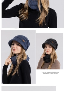 Détail du bonnet en tricot à visière et tour de cou assorti en laine épaisse