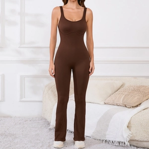 Détail d'une combinaison de yoga marron côtelée avec col en U et pantalon évasé