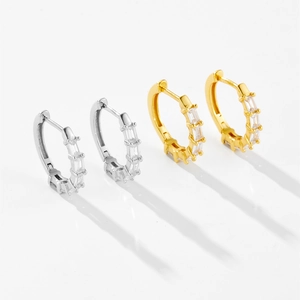 Elegantes pendientes de aro en plata S925 y oro con filas de circonitas talla baguette