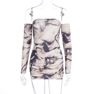 Détail de l'imprimé marbre abstrait et de la texture plissée de cette robe moulante