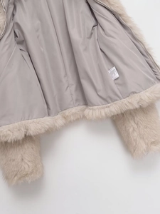 Détail de la doublure en polyester lisse et du zip métallique sur veste en fausse fourrure