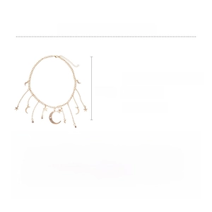Détails de la chaîne dorée avec pendentifs lune et étoile et mesures des perles
