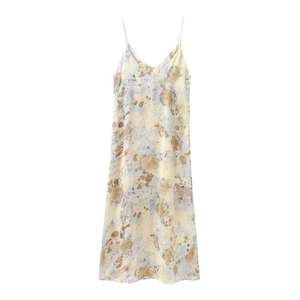 Robe mi-longue élégante à col en V avec texture satinée et imprimé marbré