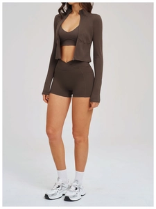 Completo yoga marrone 3 pezzi con giacca a zip e pantaloncini a vita incrociata