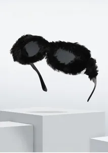 Vue détaillée de lunettes de soleil ovales avec bordure en fourrure noire sur podium