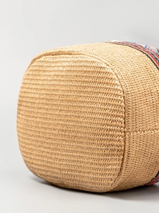 Sac de plage artisanal en paille avec garniture ethnique et texture tressée