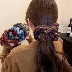 Chouchous en tricot à carreaux de plusieurs couleurs sur un tissu en tweed pour l'automne