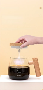 Detail of 400ml self-stirring glass cup showing clear volume scale and 7000 RPM mixer