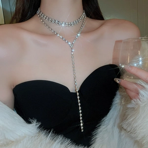 Dettaglio della collana di strass multistrato scintillante con eleganti nappe lunghe