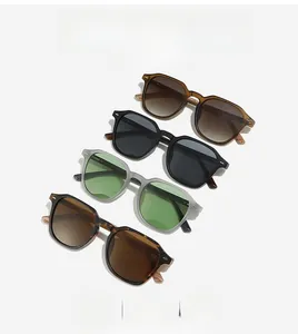 Détail de quatre styles de lunettes de soleil aspect bois, coloris écaille et noir classique