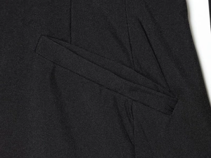 Détail de la couture de la poche latérale sur un combishort blazer noir chic