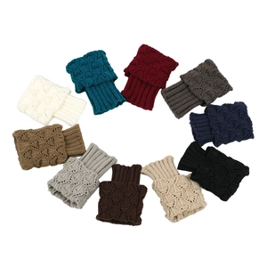 Bunte gestrickte Beinstulpen mit Lochmustern in einer kreisförmigen Gruppenpräsentation