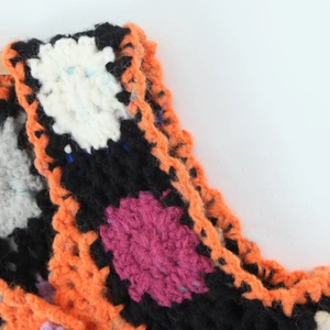 Gros plan sur la texture du crochet fait main et les motifs en tricot colorés