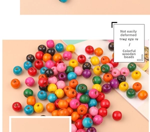 Dettaglio di perle colorate in legno di acero con fori grandi per gioielli fai-da-te