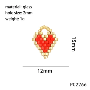 Vue macro d'une perle en verre en forme de cœur rouge de 15mm pour bijoux DIY