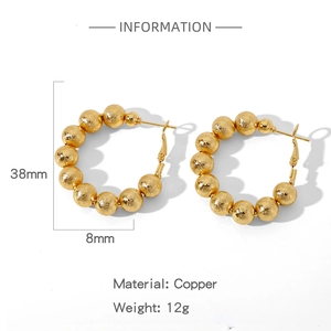 Détail des boucles d'oreilles créoles perlées dorées de 38mm en cuivre pesant 12g