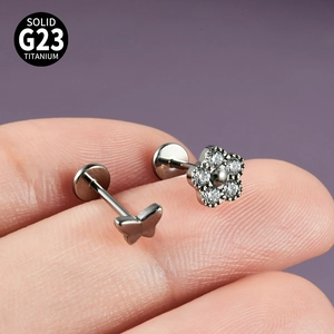 Clous d'oreilles en titane G23 avec papillon argenté et fleur en zircone brillante