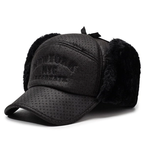 Winter-Fliegermütze mit Kunstfellfutter und geprägtem New York NYC Schriftzug in Schwarz