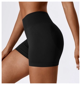 Détail du short de yoga sans couture taille haute avec ceinture côtelée et coupe ajustée élégante