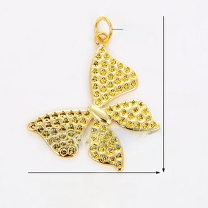 Detail des goldenen Schmetterlingsanhängers mit Maßen von 32 mm Höhe und 15 mm Breite