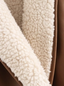 Détail du tissu en simili cuir marron avec doublure en peau de mouton synthétique