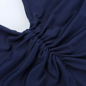 Détail de la robe mini bleu marine avec un élégant nœud torsadé et tissu en maille stretch