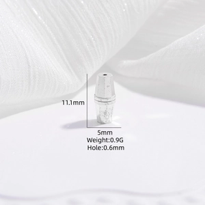 Dettaglio macro della chiusura a vite in argento sterling S925 alta 11,1 mm per fai da te