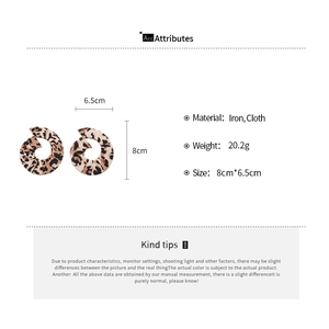 Vue détaillée des boucles d'oreilles en tissu léopard avec dimensions 8cm par 6,5cm