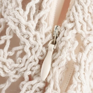 Ensemble élégant sans manches en maille beige avec fermeture éclair invisible goutte