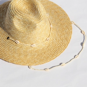 Cappello di paglia Panama beige intrecciato a mano con perline di conchiglia e cinturino