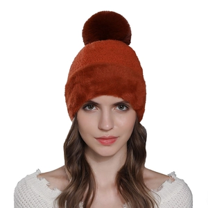 Bonnet d'hiver pour femme en marron caramel avec un grand pompon en fausse fourrure
