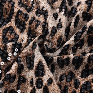 Gros plan sur un tissu léopard avec des paillettes brillantes et une texture drapée