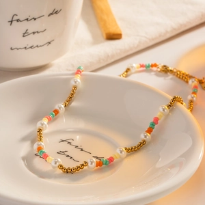 Collier de perles colorées avec perles et billes dorées 18k sur une plaque céramique