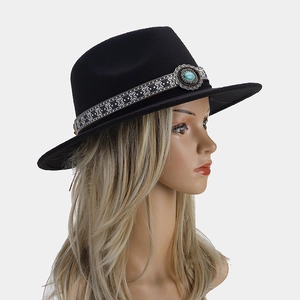 Détail d'un chapeau fedora noir avec bande jacquard ethnique et ornement turquoise